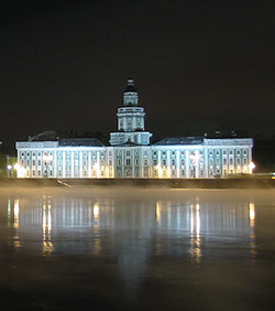 Ночной вид здания Кунсткамеры в Санкт-Петербурге